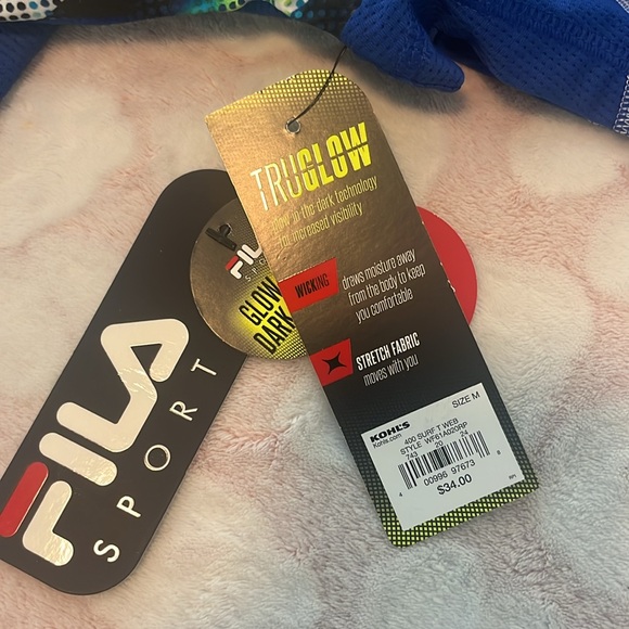 ☀️ 3 / $15 Sale☀️ Fila Spot Running Top *Glows, Pocket - Picture 8 of 10